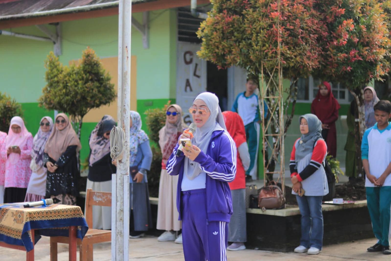 Usai senam, siswa/i SMAN3 Padang Panjang nikmati program makanan bergizi, Jumat (30/8/2025).